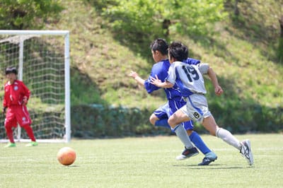 写真：サッカーをしている子供たち